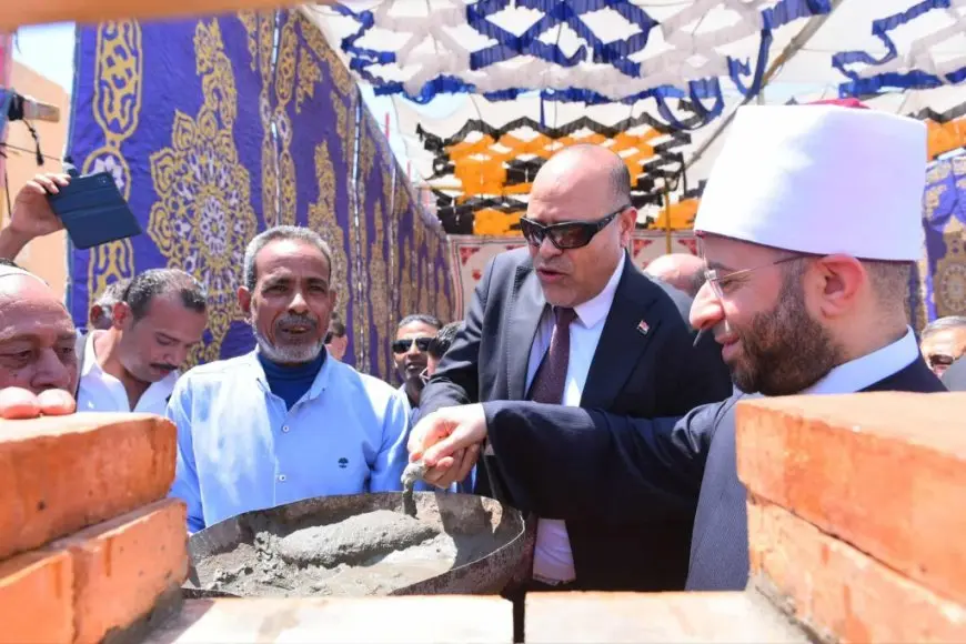 وزيرا العمل والأوقاف يضعان حجر الأساس لبناء مسجد برأس غارب بتبرع من رجل أعمال
