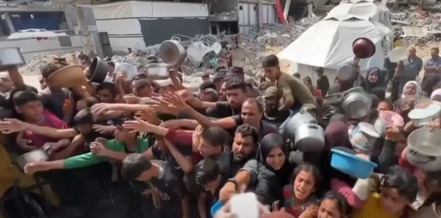 فيديو.. مراسل القاهرة الإخبارية يلخص مأساة غزة: لا أخفيكم سرا.. أتحدث إليكم وأنا جائع