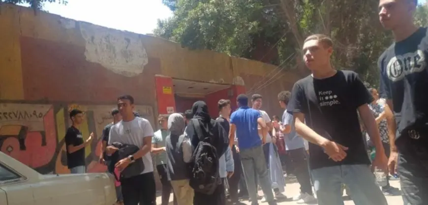 توافد طلاب الثانوية العامة على لجان عين شمس لأداء امتحان اللغة الإنجليزية