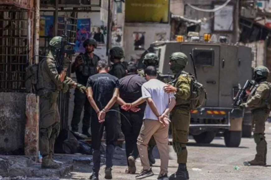 بينهم صحفي.. جيش الاحتلال الإسرائيلي يعتقل 27 فلسطينيا بالضفة