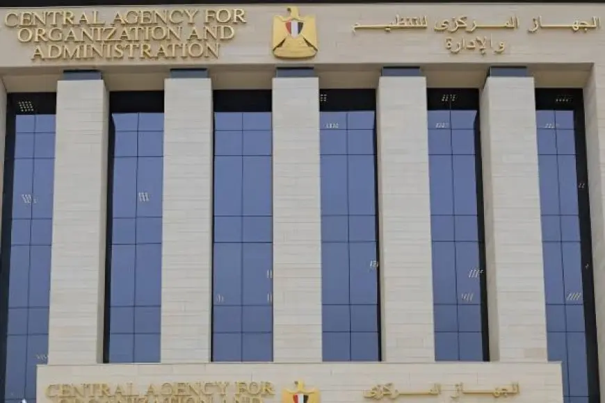 رئيس المركزي للتنظيم والإدارة يصدر قرار ترقية الموظفين بالجهاز الإداري للدولة