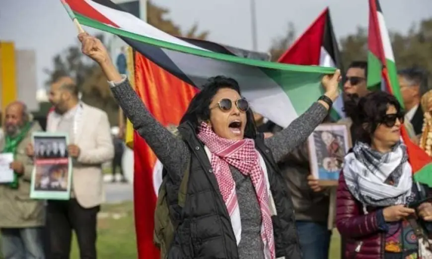 تونس.. وقفة تضامنية تدعو لرفع الحصار عن غزة وتندد بالإبادة الإسرائيلية