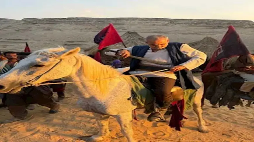 “السيف مش عارف امسكه”.. محمود البزاوي ينشر صورة كوميدية من كواليس “مملكة الحرير”