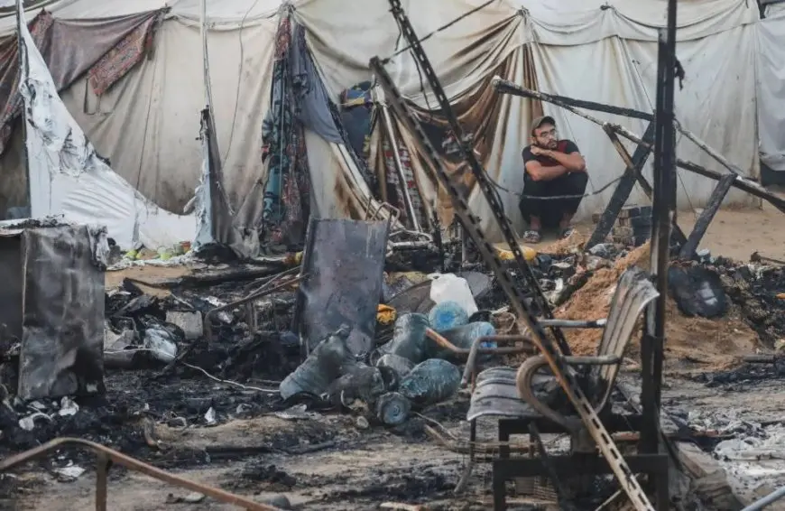 مصابون في غارة إسرائيلية على خيمة للنازحين داخل مستشفى شهداء الأقصى وسط غزة