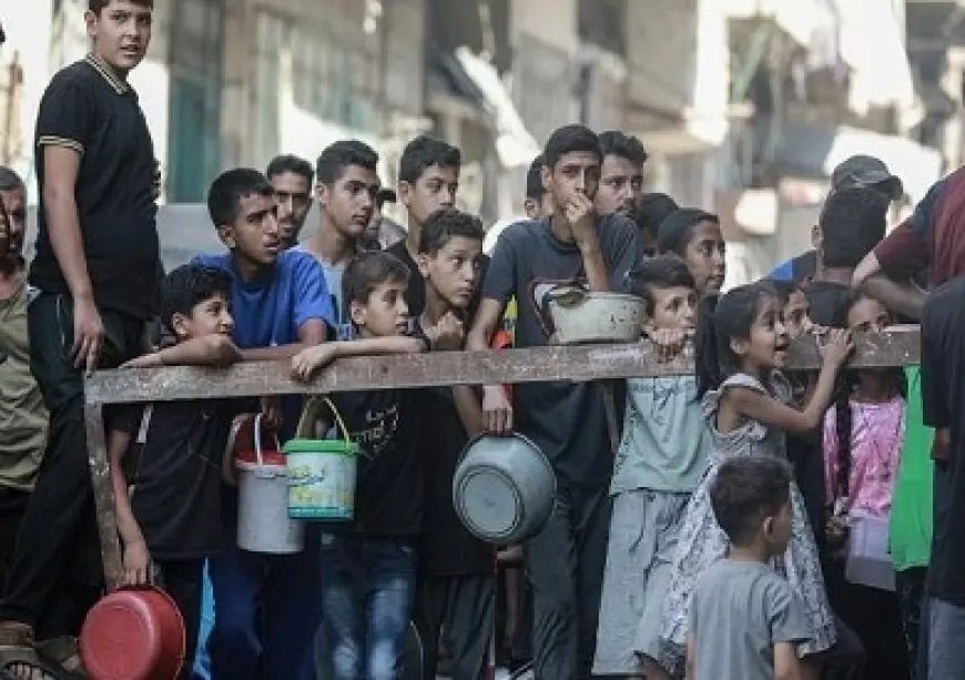مسؤول عسكري إسرائيلي يقر باستهداف المدنيين قرب مراكز توزيع المساعدات في غزة
