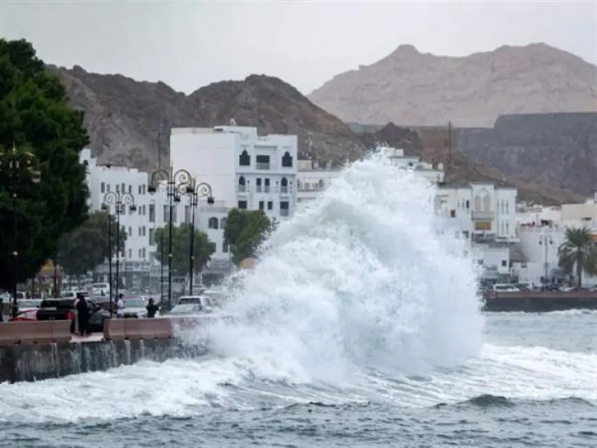 العاصفة الاستوائية فلوسي تتحول إلى إعصار قبالة ساحل المكسيك