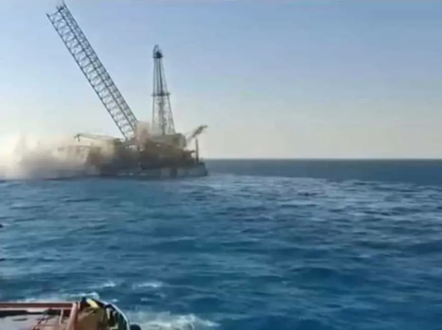 البترول: تحرك عاجل بعد انقلاب بارجة Adam Marine 12 بخليج السويس.. ومتابعة لحظية لعمليات الإنقاذ