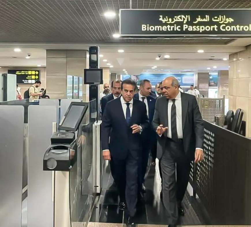 وزيرَا الصحة والطيران المدني يتفقدان عيادات الحجر الصحي وأجهزة إزالة الرجفان القلبي المستحدثة بمطار القاهرة الدولي