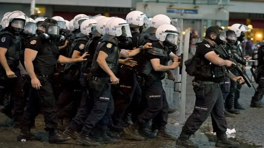 اعتقال 42 شخصًا خلال احتجاجات على عزل عمدة إسطنبول