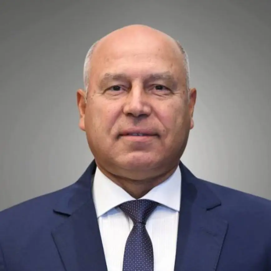 وزير الصناعة يمنح منتجي الأسمنت مهلة شهر لتشغيل خطوط الإنتاج المتوقفة