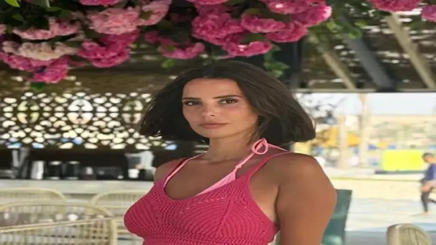 بـ”هوت شورت وملابس جريئة”.. 13 صورة لـ إيمان العاصي وابنتها بالمصيف أمام البحر