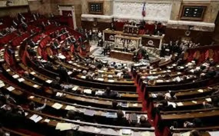 الحكومة الفرنسية تنجو من تصويت بحجب الثقة