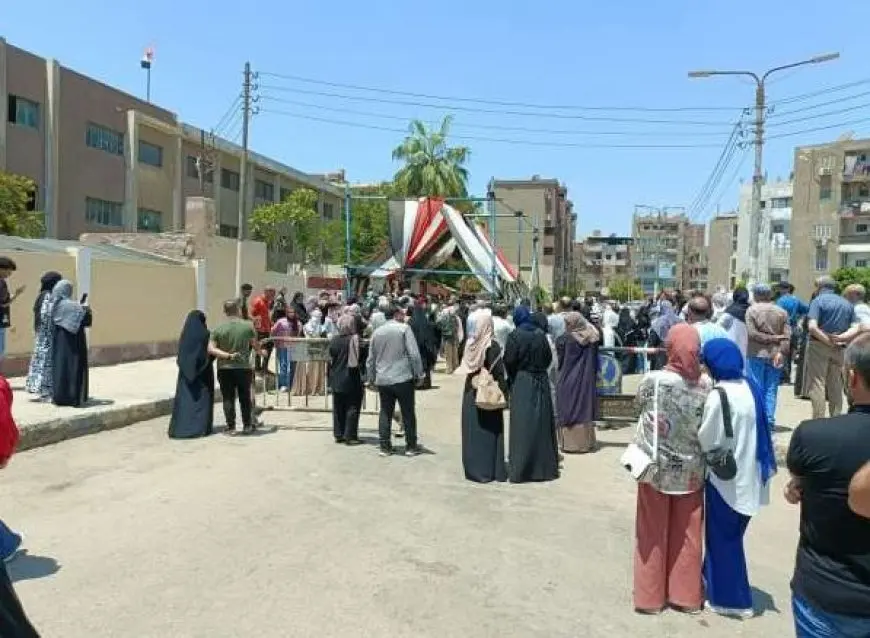 تباين في آراء الطلاب حول امتحان الكيمياء بالقليوبية.. وطلاب الشعبة الأدبية عن الجغرافيا: الحمد لله كانت سهلة