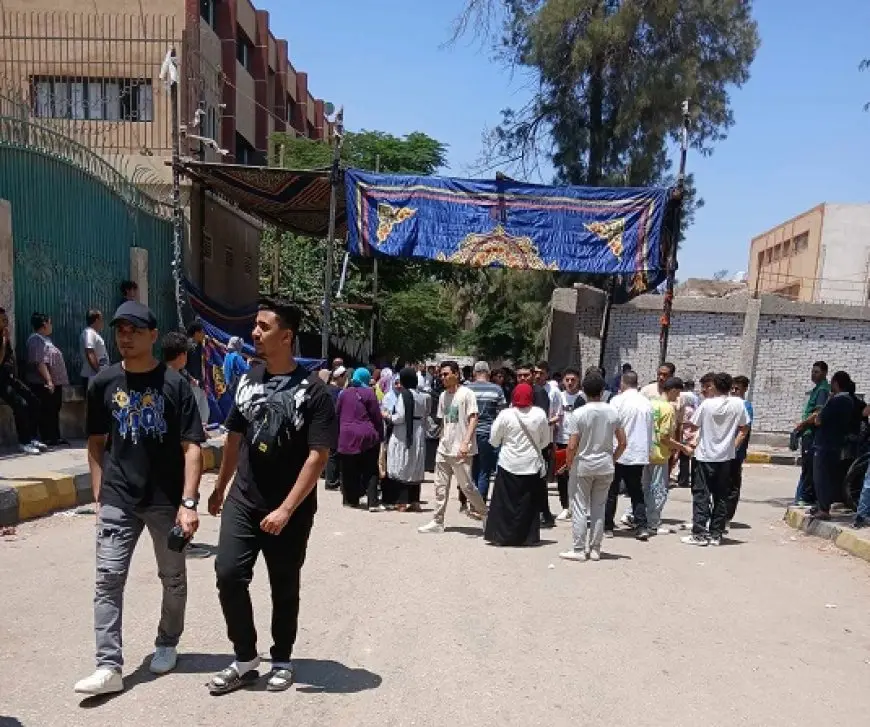 راحة بين طلاب الأدبي بعد امتحان الجغرافيا بالدقي.. والحزن يخيم على طلاب العلمي لصعوبة الكيمياء