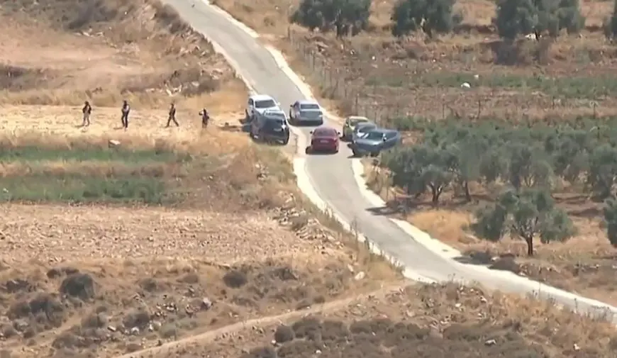 فلسطينيون ينظمون مسيرة حاشدة شمال رام الله في محاولة للوصول إلى أراضيهم المهددة بالاستيلاء