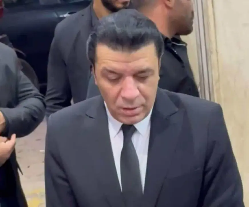 مصطفى كامل يتقدّم نجوم الفن في عزاء المطرب الراحل أحمد عامر بالحامدية الشاذلية