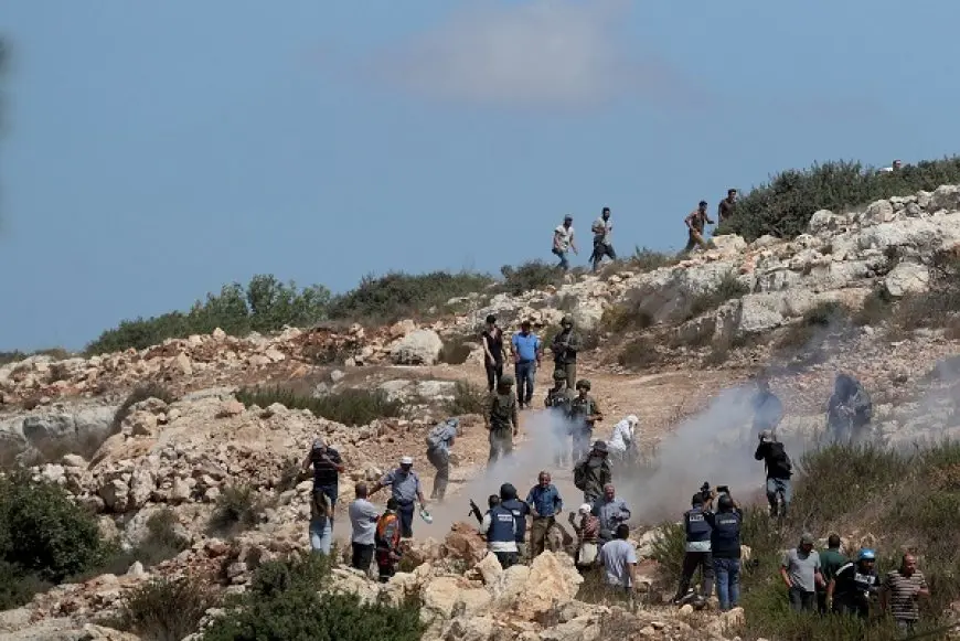 مستوطنون إسرائيليون يجرفون أراضي فلسطينية شمال رام الله
