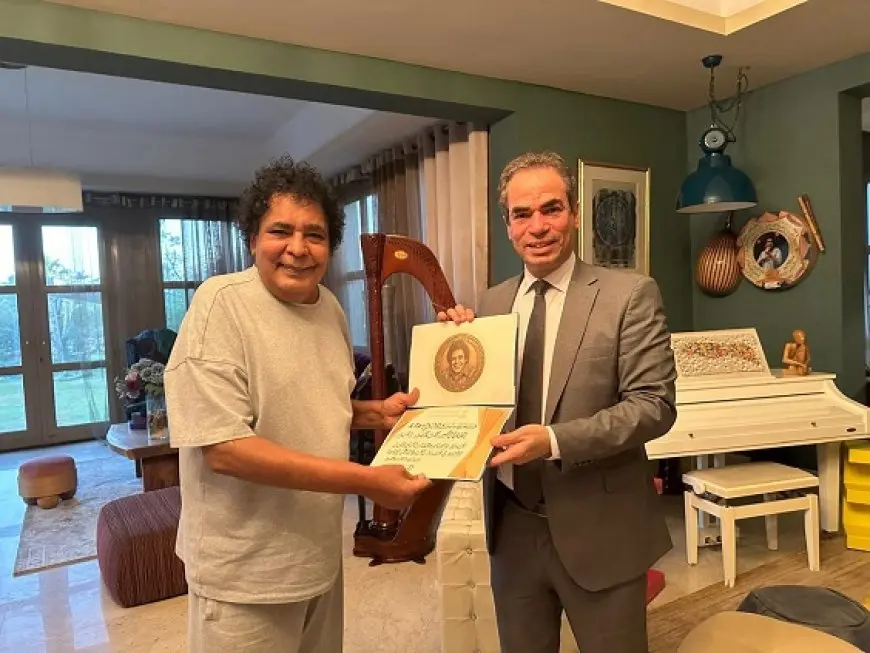 المسلماني يزور محمد منير لتسليمه وسام ماسبيرو للإبداع