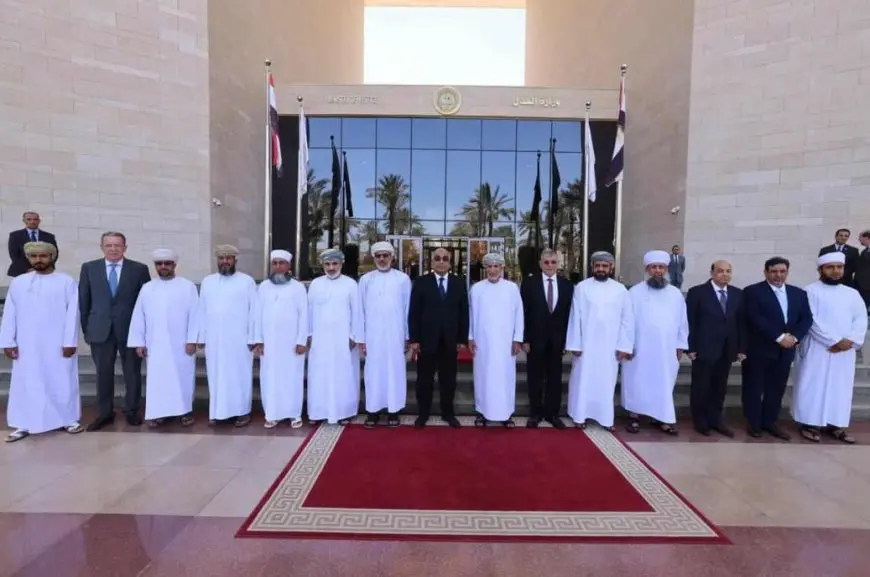 وزير العدل يستقبل وفدا قضائيا من عُمان ويؤكد عمق العلاقات القانونية بين البلدين