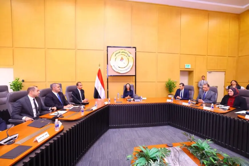 وزيرة التضامن تترأس اجتماع اللجنة العليا للأسر البديلة الكافلة.. وتكرم أعضاءها تقديرا لمجهوداتهم