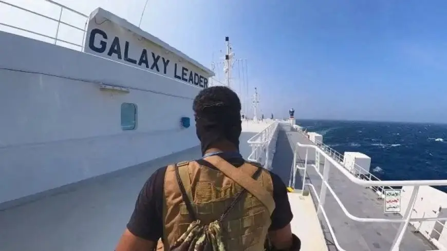 الحوثيون يغرقون سفينة شحن في البحر الأحمر ويأسرون ناجين والولايات المتحدة تدين