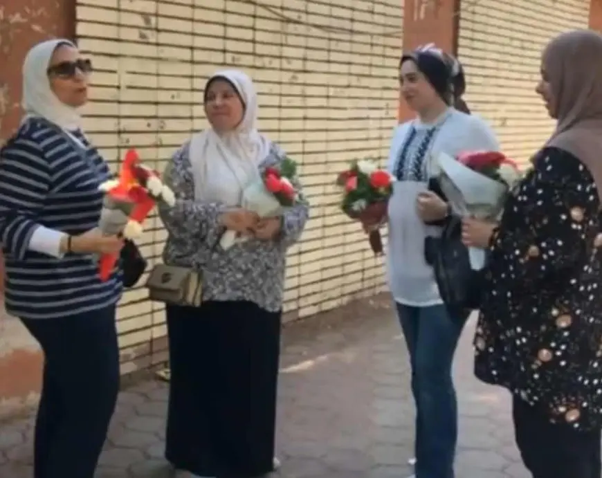 فرحة بين طلاب الثانوية العامة لسهولة الأحياء والإحصاء.. وأولياء الأمور يستقبلونهم بالورود أمام اللجان