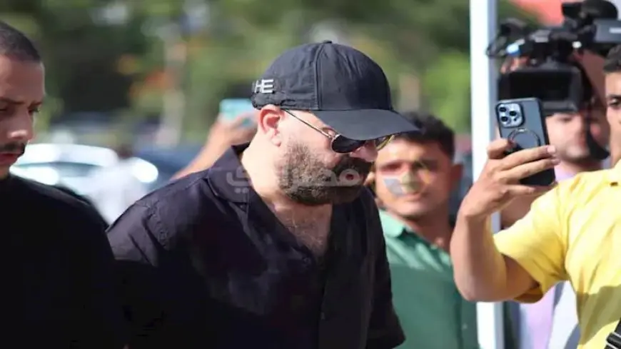 بالـ”كاب”.. محمد سعد يشارك في تشييع جنازة سامح عبدالعزيز (صور)