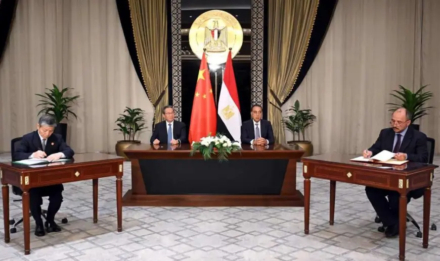 مدبولي ورئيس مجلس الدولة الصيني يشهدان مراسم توقيع مجموعة وثائق لتعزيز التعاون المشترك بين البلدين بعددٍ من المجالات المختلفة