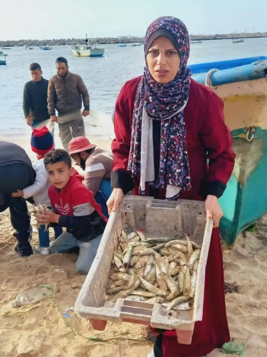 مادلين.. صيادة من غزة تتحول إلى رمز لصمود المرأة الفلسطينية
