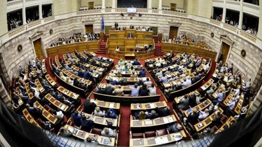 اليونان تعلق طلبات اللجوء من المهاجرين الذين يصلون بحرا من شمال أفريقيا