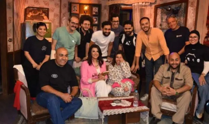 يمين في أول شمال يرفع لافتة كامل العدد.. شريهان ومنى الشاذلي وسامح حسين أبرز الحضور بمسرح السلام