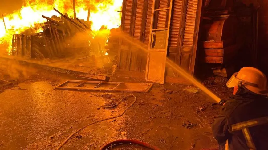 حريق ضخم في مصنع للبلاستيك شمال غرب أثينا والدخان يغطي السماء