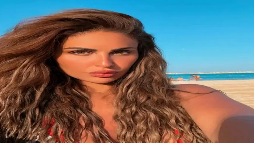 بـ “فستان قصير على البحر”.. مي سليم تقضي إجازة الصيف في العلمين (صور)