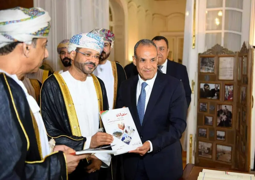 سفارة عمان بالقاهرة تصدر كتابا يوثق مشاركة السلطنة كضيف شرف معرض القاهرة للكتاب