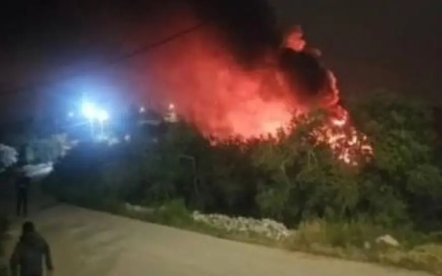 مستوطنون يحرقون بركسا زراعيا في دير دبوان شرق رام الله وسط الضفة