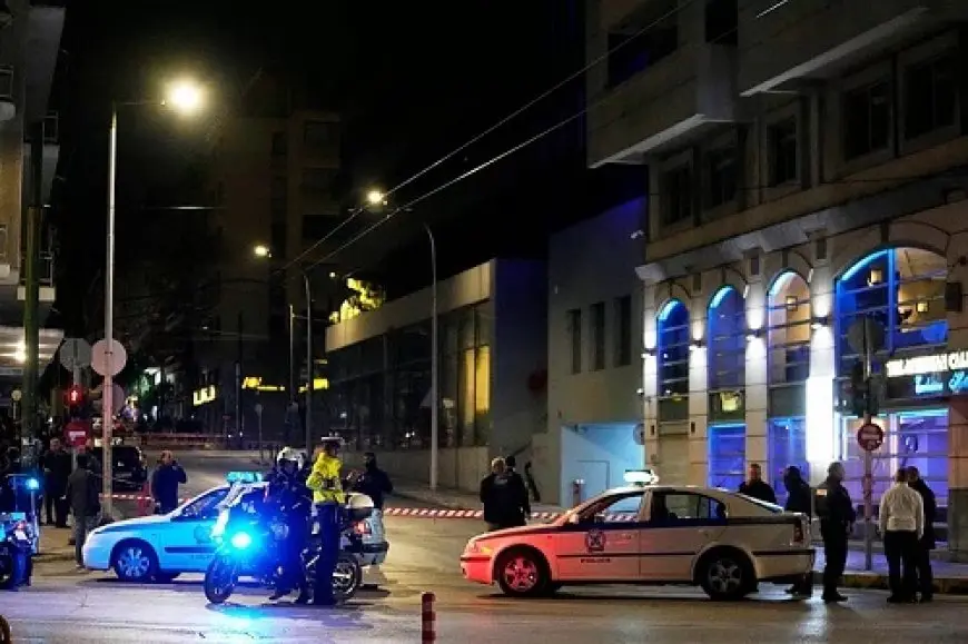 إصابة 12 شخصا إثر اصطدام سيارة بمطعم وسط أثينا