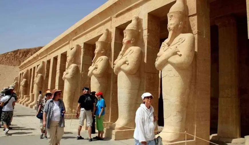 السياحة: 22% زيادة في أعداد السائحين بالنصف الأول من 2025.. و70% من العاملين بالقطاع من خارج التخصص