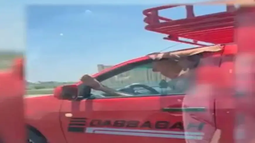 “مطلع رجله من الشباك”.. سائق يتحدى الموت على الطريق والداخلية تتحرك