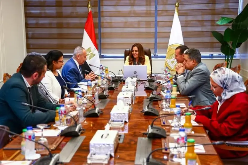 وزيرة التنمية المحلية تتابع خطط الوزارة في التغير المناخي والتطوير المؤسسي