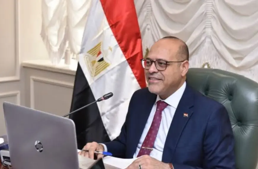 العمل تصدر كتيبات لتوعية الراغبين في العمل بالخارج بحقوقهم