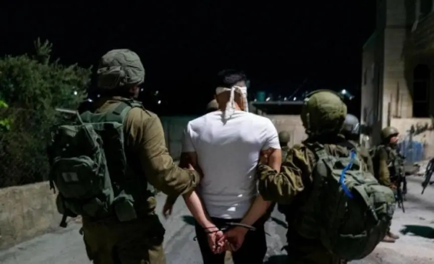 قوات الاحتلال تعتقل أكثر من 32 فلسطينيا من الضفة الغربية