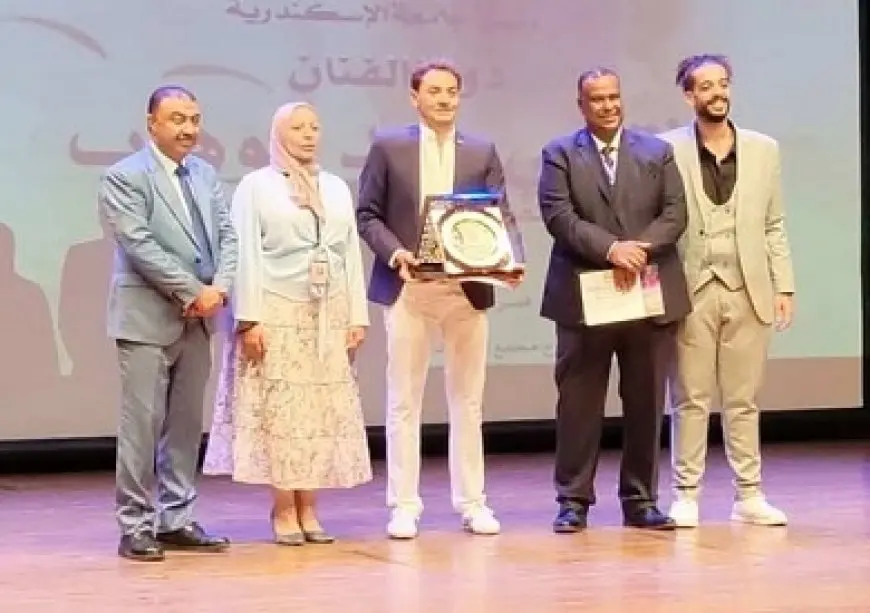مهرجان قسم المسرح الدولي يُكرِّم الفنان فتحي عبد الوهاب في دورته الـ18