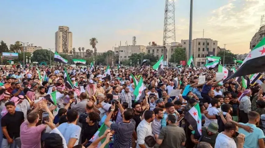 مظاهرات حاشدة في سوريا تندد بالعدوان الإسرائيلي وترفض التدخل الأجنبي (صور)
