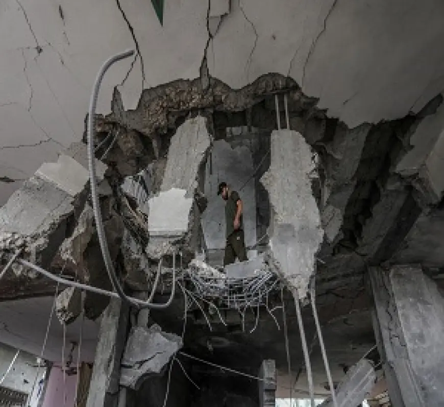 إصابة كاهن ونازحين فلسطينيين بقصف إسرائيل كنيسة في غزة