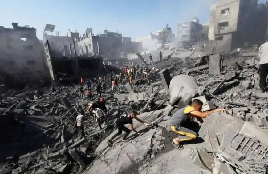 استشهاد 32 فلسطينيًا في غارات على غزة بينها قصف استهدف كنيسة