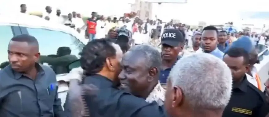 رئيس الوزراء السوداني يصل الخرطوم في أول زيارة منذ تعيينه