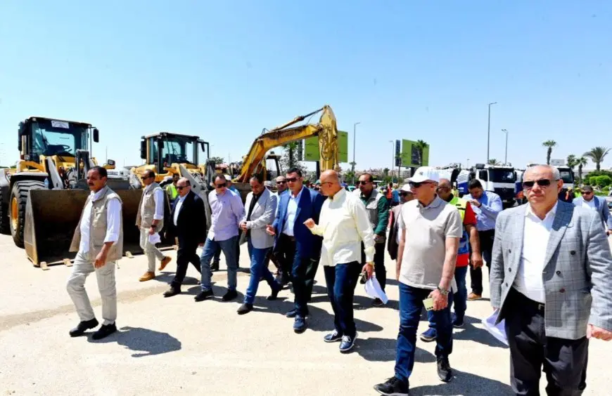 خلال جولة تفقدية.. وزير الإسكان يوجه زيادة عدد اللافتات الإرشادية على محور 26 يوليو