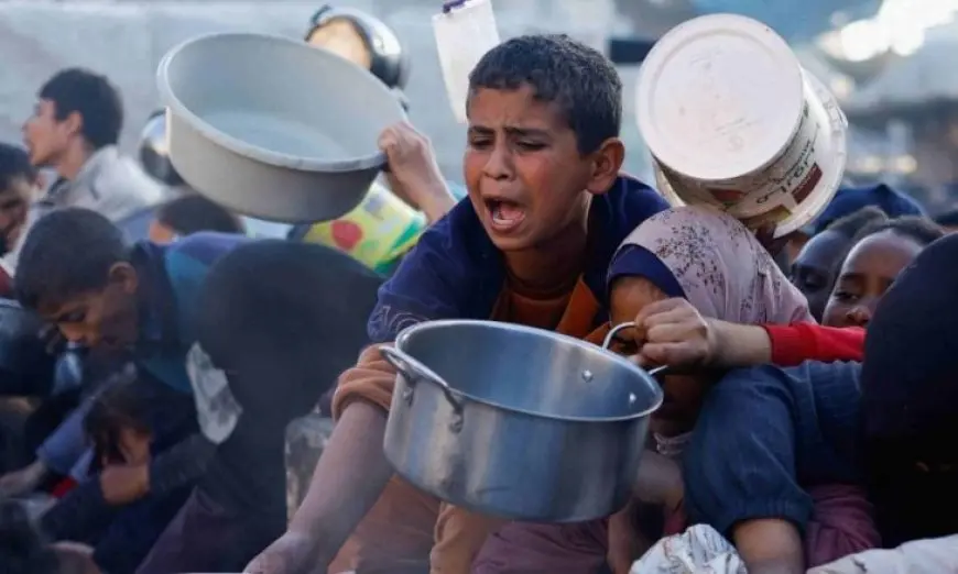 غزة تموت جوعا.. وسم يصرخ بوجع الجوع تحت أنقاض الحرب