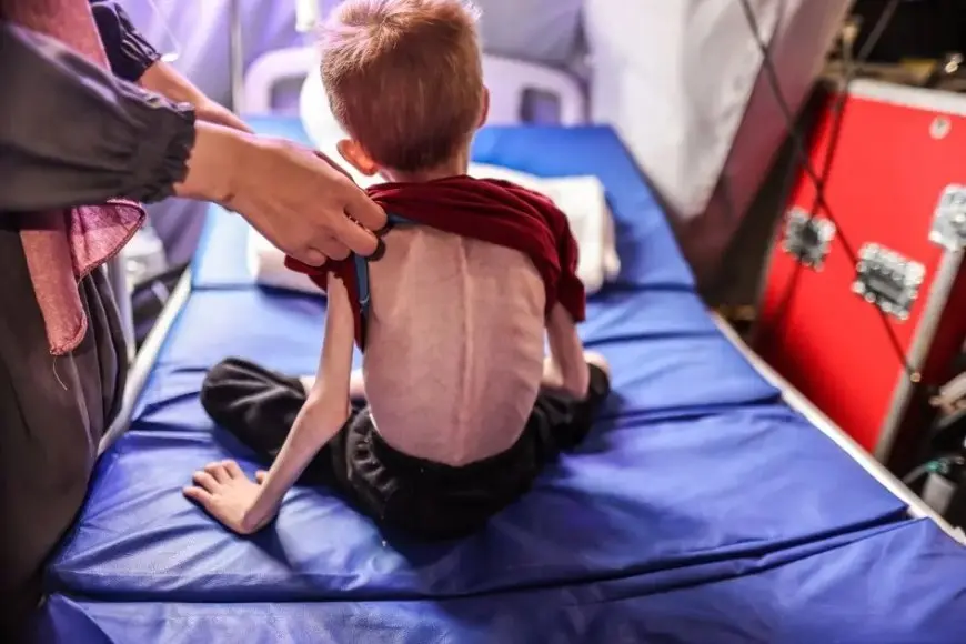 غزة تموت جوعا.. رضيع يبحث عن الحليب 4 أيام قبل وفاته