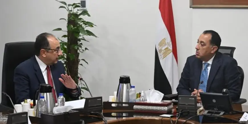 رئيس الوزراء يتابع مع وزير قطاع الأعمال تحقيق الاستفادة المُثلى من الأراضي والأصول غير المستغلة
